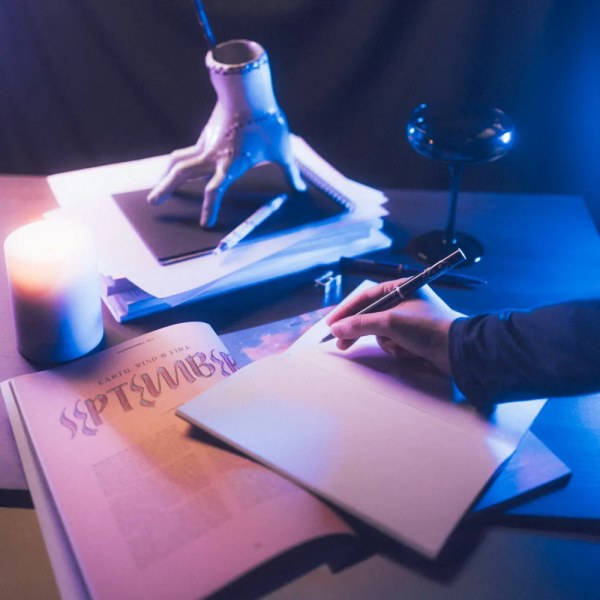 PORTALÁPICES CON SET DE ESCRITURA – MIÉRCOLES