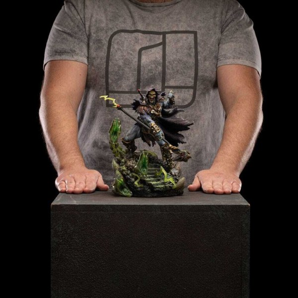 Figurita Maestros del Universo 1/10 Art Scale Deluxe Skeletor Desatado 23 cm