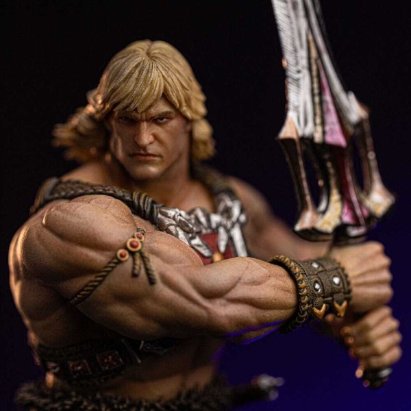 Figurita Maestros del Universo 1/10 Art Scale Deluxe He-Man Desatado 34 cm
