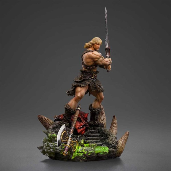 Figurita Maestros del Universo 1/10 Art Scale Deluxe He-Man Desatado 34 cm