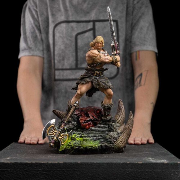 Figurita Maestros del Universo 1/10 Art Scale Deluxe He-Man Desatado 34 cm