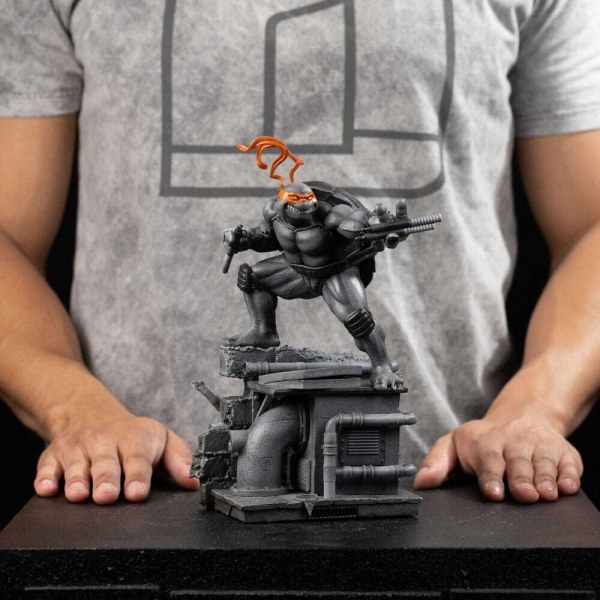 Estatuilla de las 1:10 Scale Michelangelo Variante Blanco y Negro 26 cm