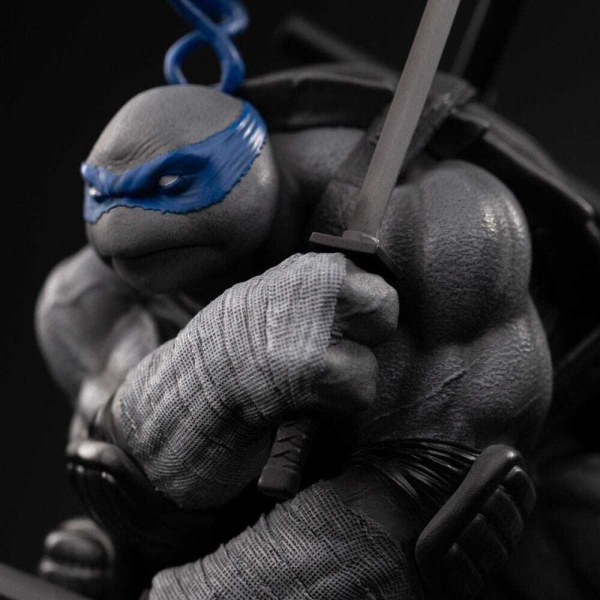 Estatuilla de las 1:10 Scale Leonardo Variante Blanco y Negro 26 cm