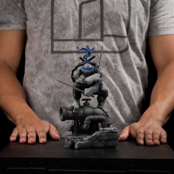 Estatuilla de las 1:10 Scale Leonardo Variante Blanco y Negro 26 cm