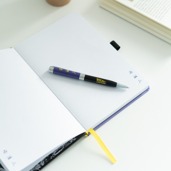 CUADERNO PREMIUM A5 CON LÁPIZ PROYECTOR - REGRESO AL FUTURO