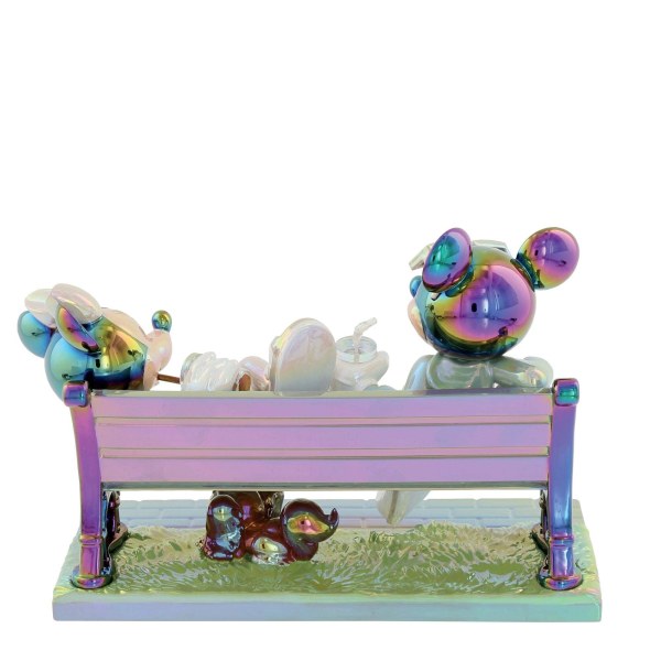 FIGURITA DE MICKEY Y MINNIE SENTADOS EN UNA SILLA CON ACABADO GALVANIZADO - DISNEY SHOWCASE