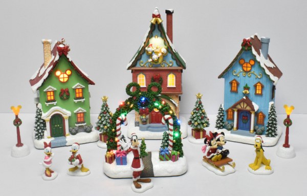 Pueblo navideño Disney de 13 piezas – Exclusivo de Costco
