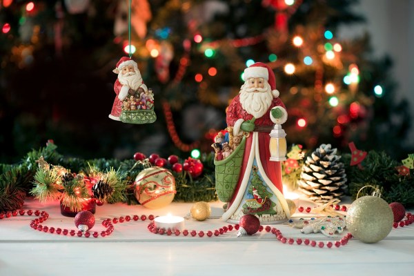 ADORNO PAPÁ NOEL CON SU CAPUCHA DE JUGUETE - JIM SHORE HEARTWOOD CREEK