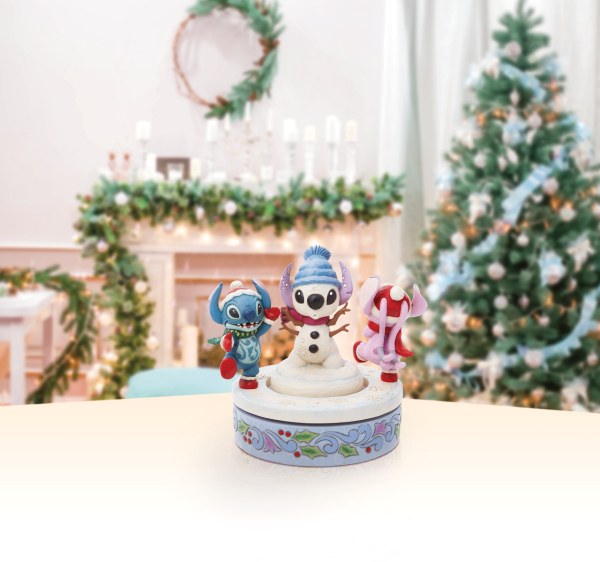 STITCH Y ANGEL CONSTRUYEN UN MUÑECO DE NIEVE GIRATORIO - DISNEY TRADITIONS