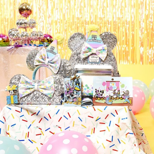 BILLETERA CELEBRACIÓN DE CUMPLEAÑOS DE MICKEY MOUSE Y AMIGOS - DISNEY LOUNGEFLY